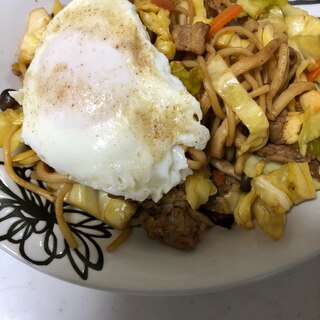 目玉焼きのせ♡豚肉とキャベツのちゃんぽん焼き